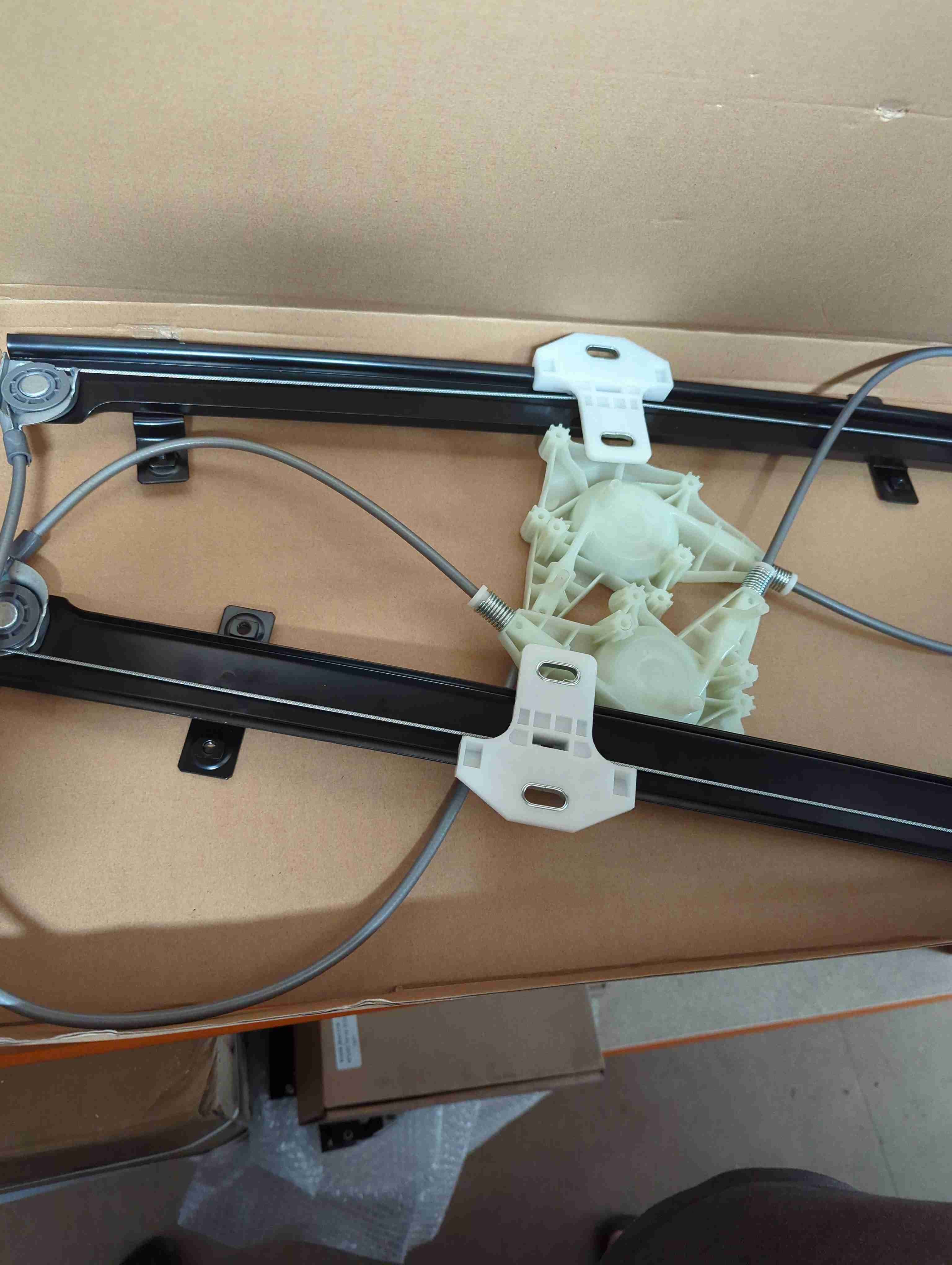 L/H WINDOW REGULATOR CF without Motor